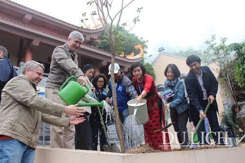 Đoàn trồng cây lưu niệm tại khuôn viên đền Trung (xã Minh Quang, huyện Ba Vì, Hà Nội)